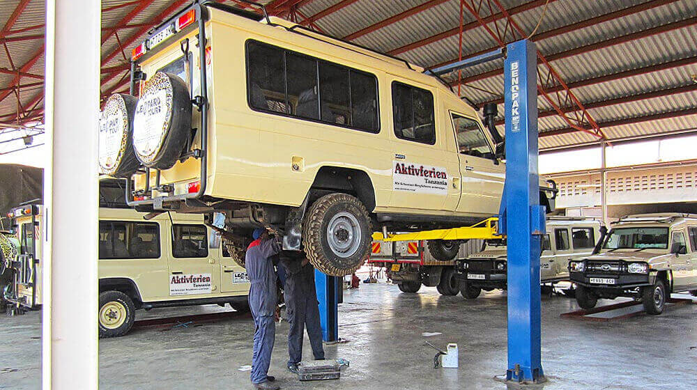 Aktivferien-Team in Tanzania - Fahrzeug-Kontrolle